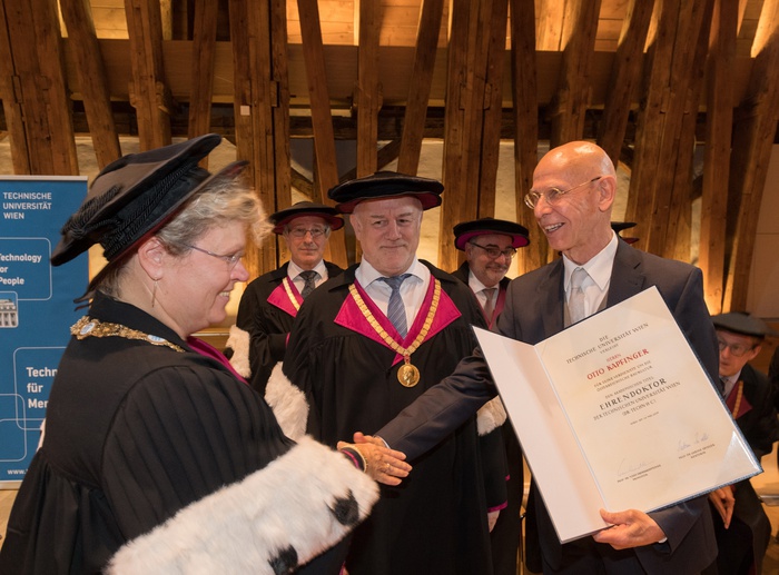 TU-Rektorin Univ. Prof. Dr. Sabine Seidler, 
Promotor Univ. Prof. Dr. Josef Eberhardsteiner, 
Laudator Univ. Prof. Dr. Nott Caviezel (im Hintergrund),
Ehrendoktor Otto Kapfinger (Jg. 1949, 1978-92 Vorstandsmitglied ÖGfA, 1979-92 Redaktionsmitglied UMBAU), 
 
14. Mai 2019, Kuppelsaal TU Wien Karlsplatz
