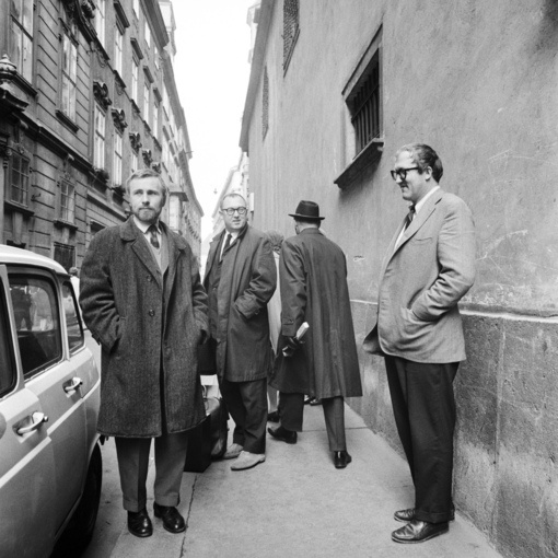 riedrich Kurrent, Johannes Spalt und Wilhelm Holzbauer auf dem Weg zu ihrer Ausstellung nach Kapfenberg, 1967