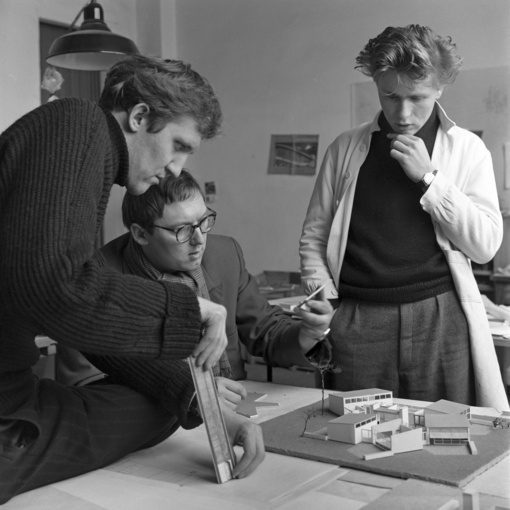 Wilhelm Holzbauer, Johannes Spalt und Friedrich Kurrent mit dem Modell der „Wohnraumschule II“ in ihrem Atelier, 1954