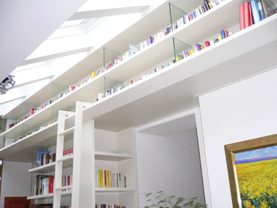 hängende bibliothek im altbau dachgeschoss