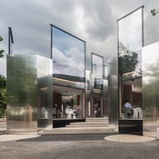 Steirereck | großformatige Hebefenster und die reflektierende Metallfassade lassen Aussen- und Innenraum ineinander fließen