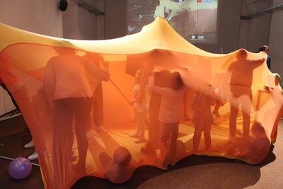 Der elastische Raum macht die Bewegungen sichtbar – © Sina Kordnejhad Der elastische Raum macht die Bewegungen sichtbar