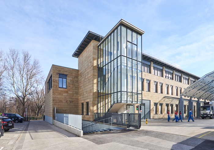 Generalsaniertes Bürogebäude mit Flugdach