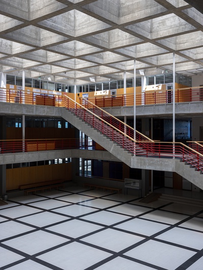 Modellschule Bundesschulzentrum Wörgl, Tirol (mit Fritz G. Mayr)
Bundesrealgymnasium, Handelsakademie, Handelsschule, Stadtische Schwimmhalle, 1969 (Pla-nung), 1970–1973 (Bauzeit)
Sanierung und Erweiterung durch Peter Markli und Gody Kuhnis, 2003