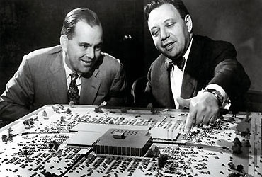 Victor Gruen (re.) und Bruce Dayton vor dem Modell von Southdale Center
